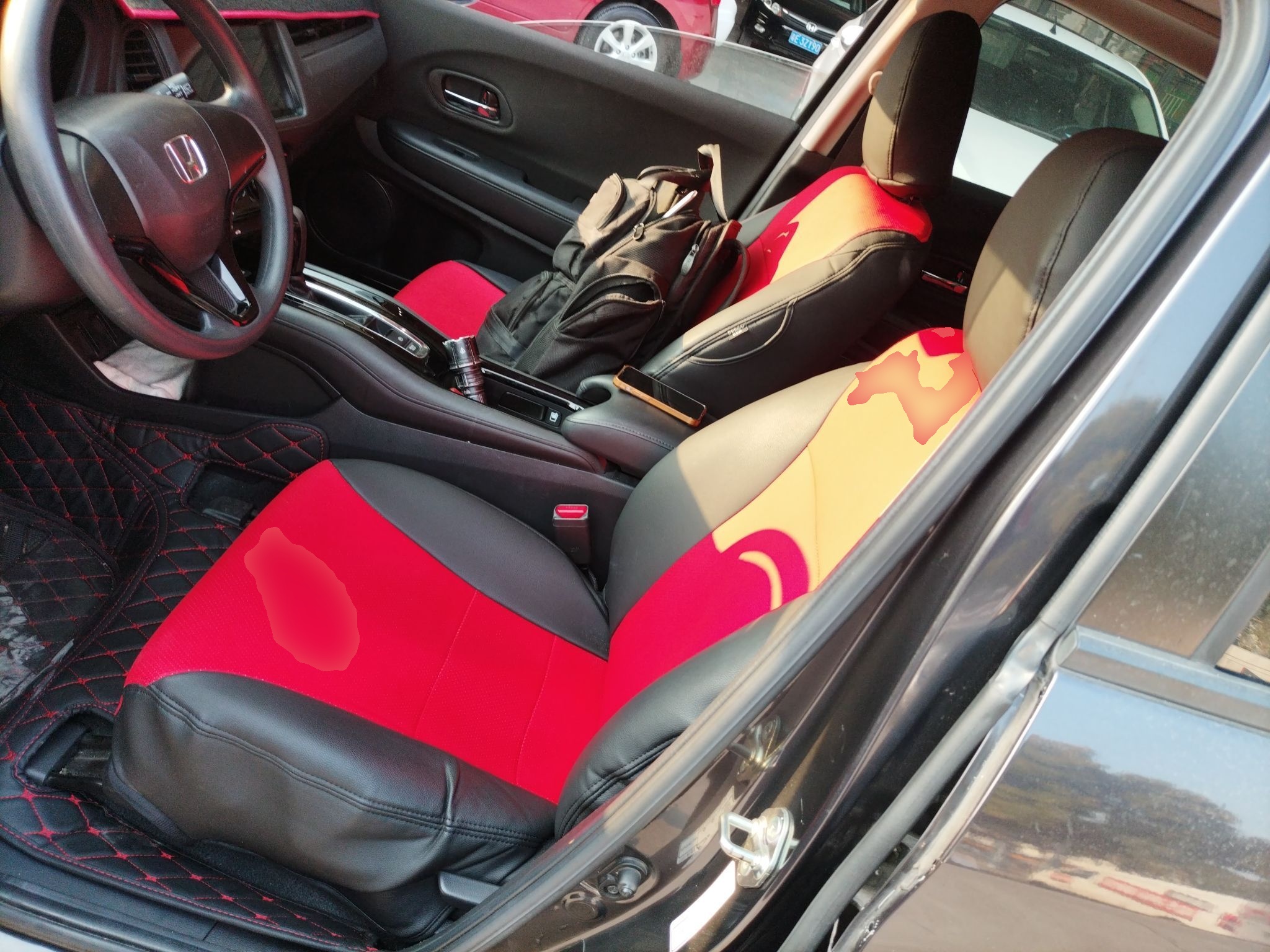 المقاعد الأمامية داخل السيارة