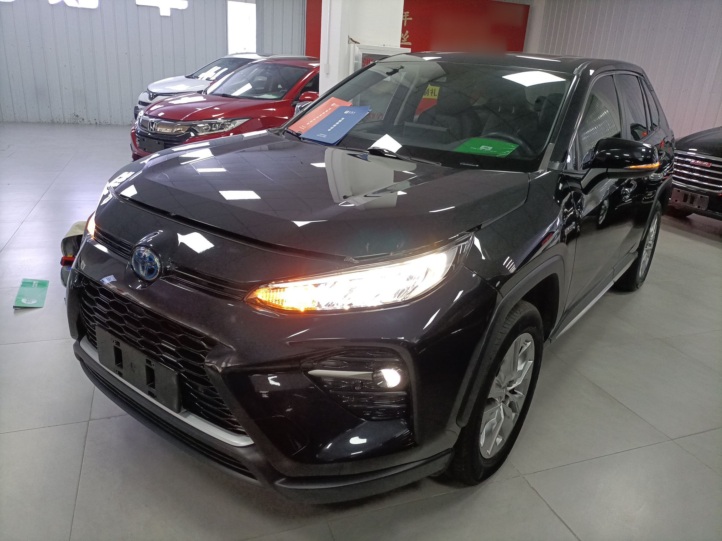 Под передней частью автомобиля