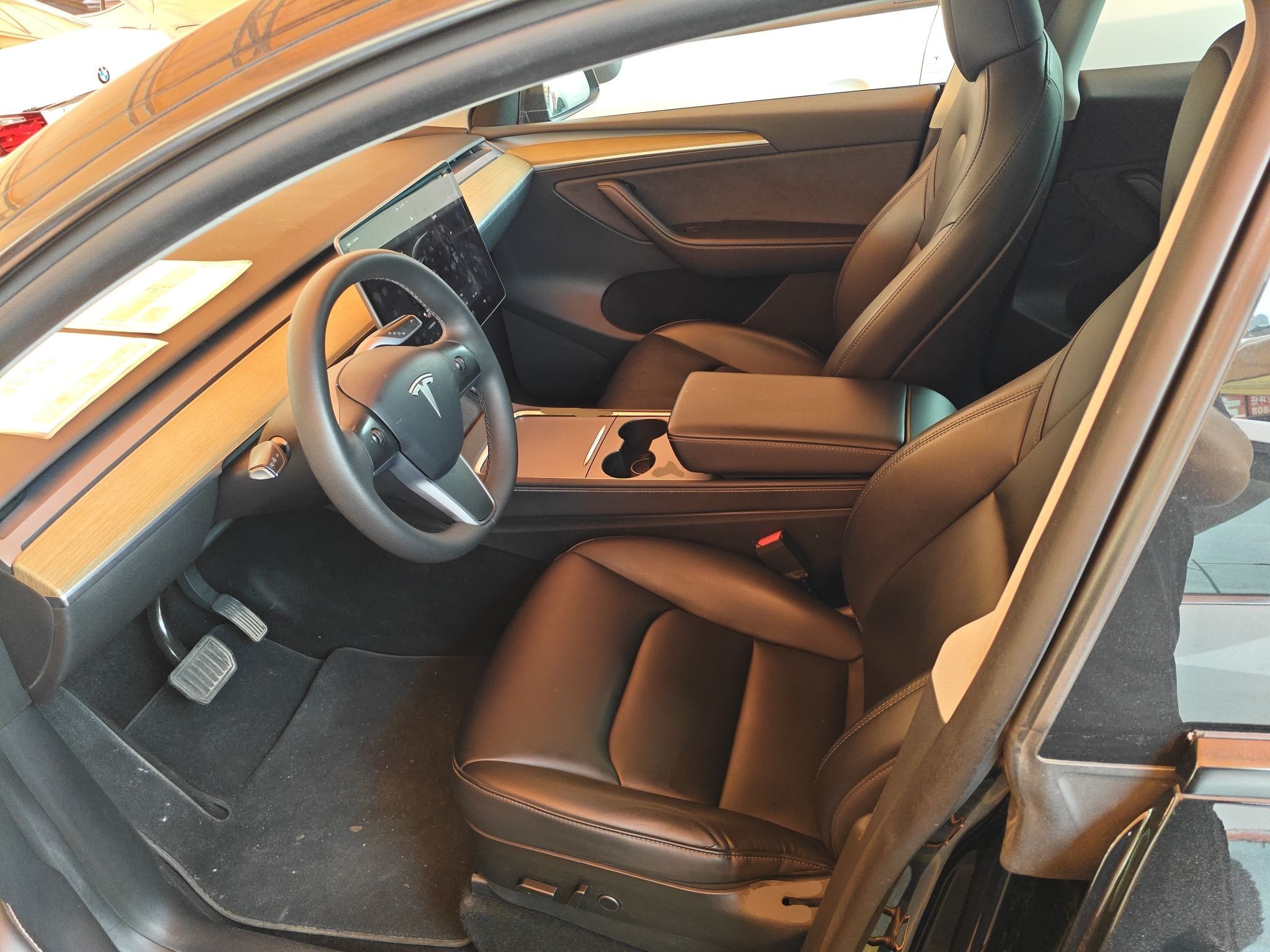 Переднее сиденье в автомобиле