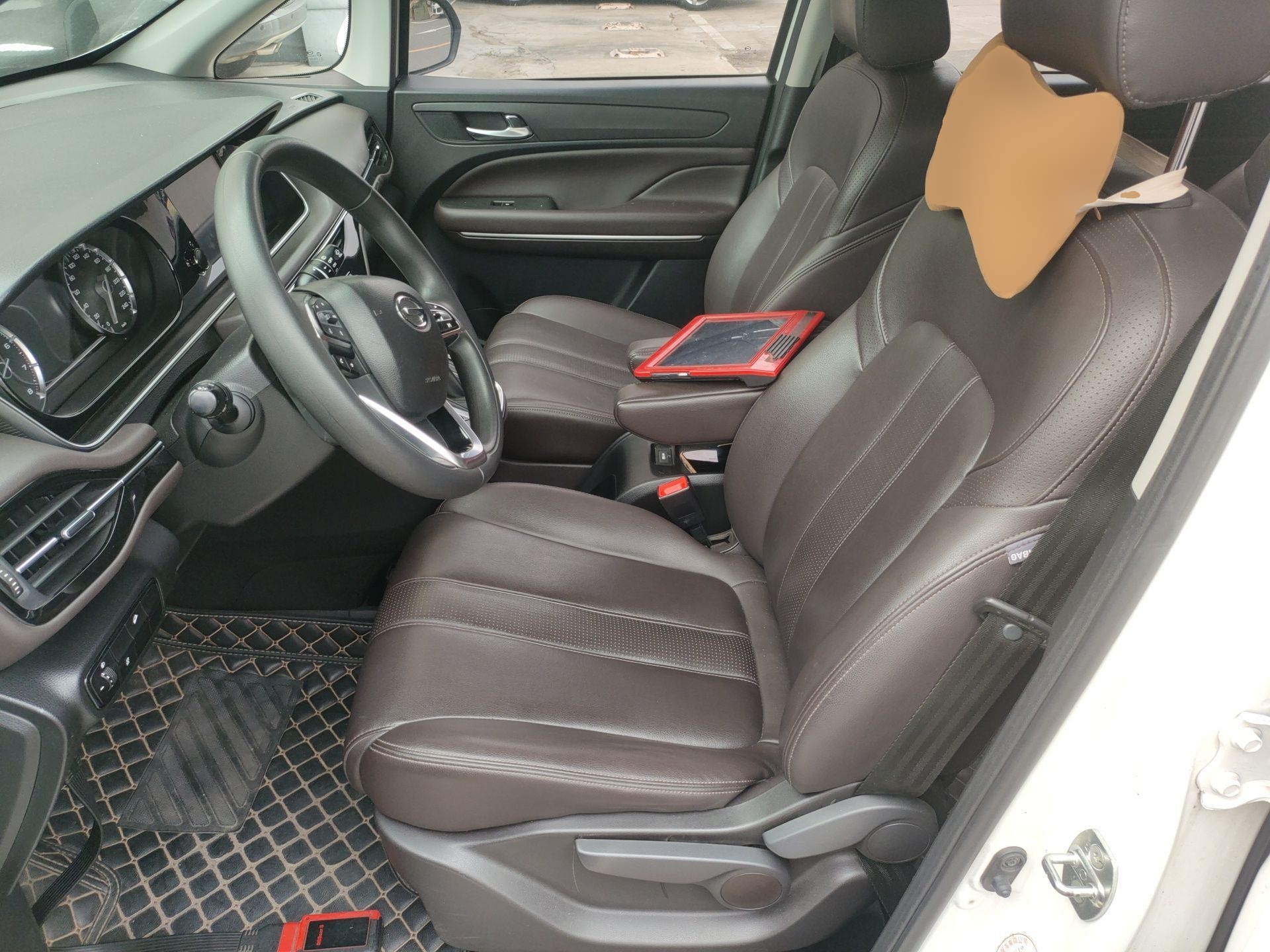 Переднее сиденье в автомобиле