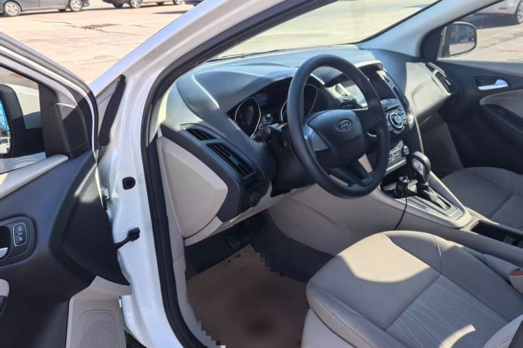 Used Ford Focus 2017 Sedan 1.6L Automatic Comfort Plus SmartDrive Edition Interior 1