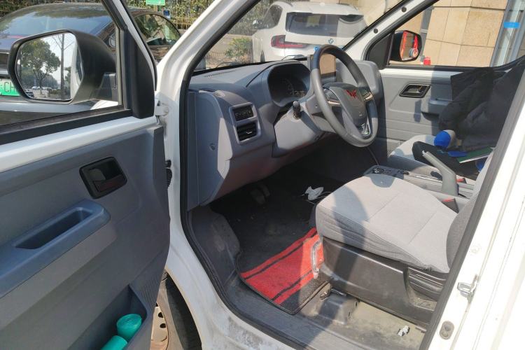 Used Wuling Yangguang 2024 300KM Comfort Version Passenger Van 75kW