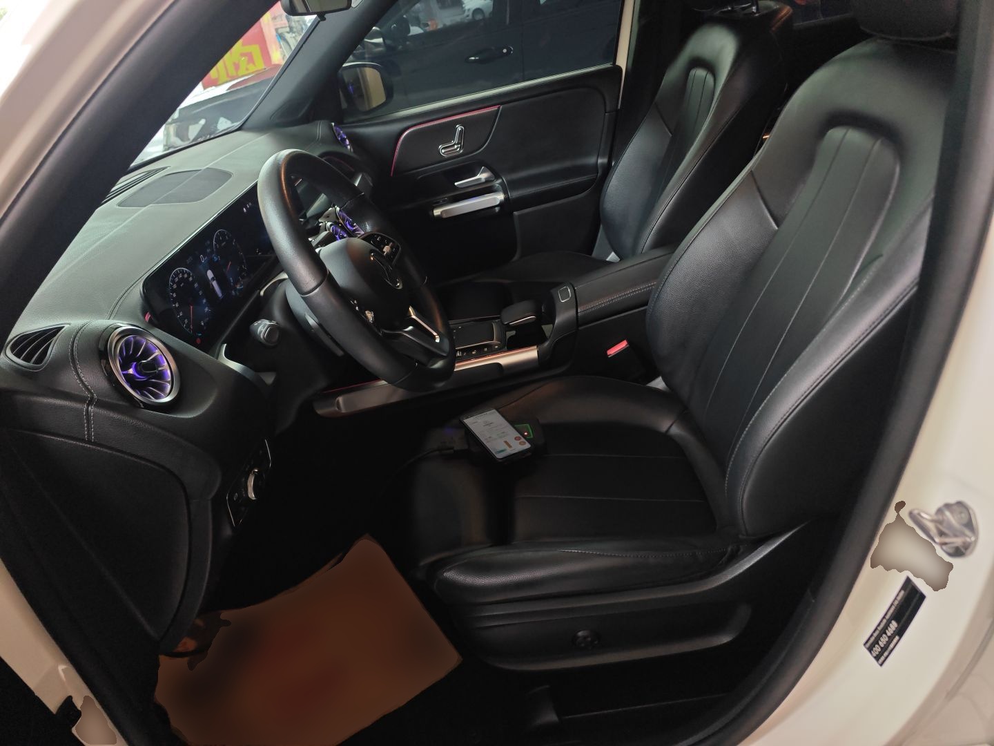 المقاعد الأمامية داخل السيارة