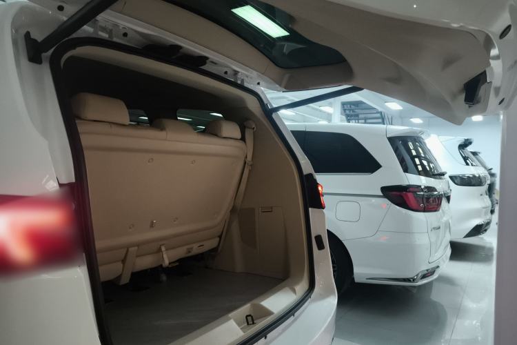 Used Buick GL8 2023 Facelifted Land Cruiser Executive Luxury Version
