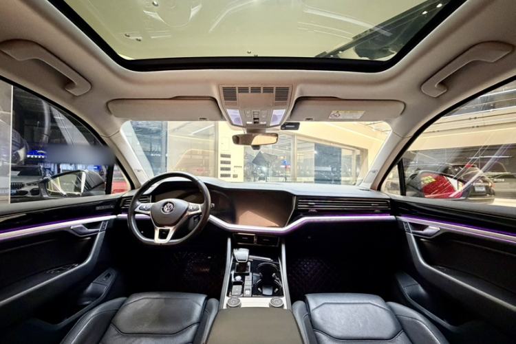 Used Volkswagen Touareg 2020 3.0 TSI Luxury Edition China VI Interior 4