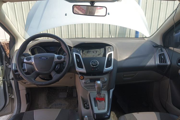 Used Ford Focus 2012 Sedan 1.6L Automatic Fashion Edition Center Console