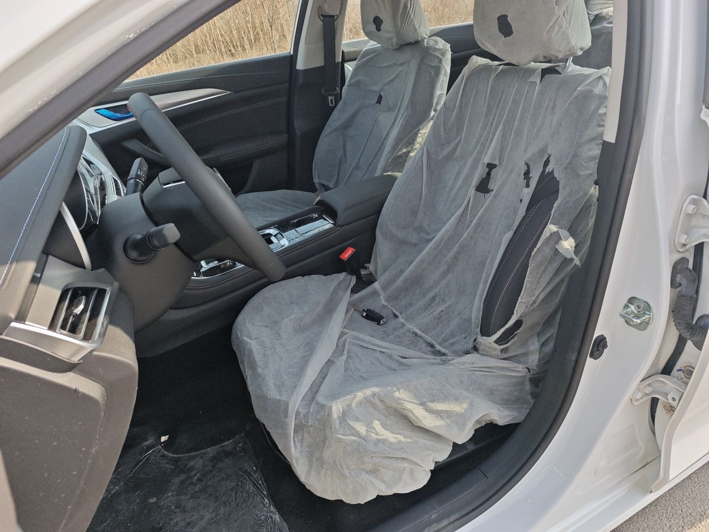 المقاعد الأمامية داخل السيارة