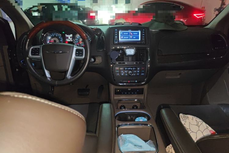 Used Chrysler Grand Voyager 2013 3.6L Luxury Edition Interior 2