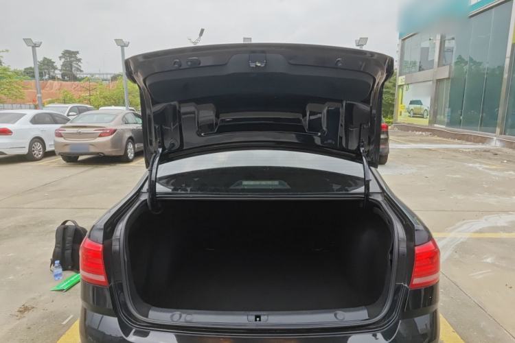 Used Volkswagen Lavida 2015 1.6L Automatic Comfort Edition Trunk