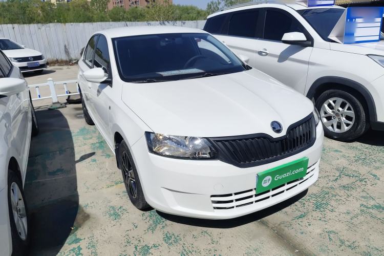 Used Skoda Rapid 2016 1.4L Manual Front-Wheel Drive Model Front Right 45 Deg