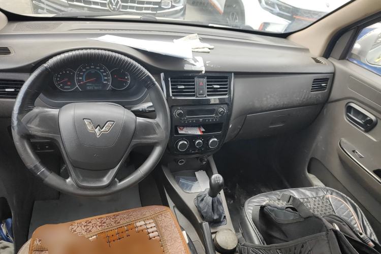 Used Wuling Rongguang V 2016 1.2L Standard Version Center Console