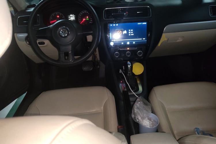 Used Volkswagen Sagitar 2012 1.6L Automatic Comfort Edition Center Console
