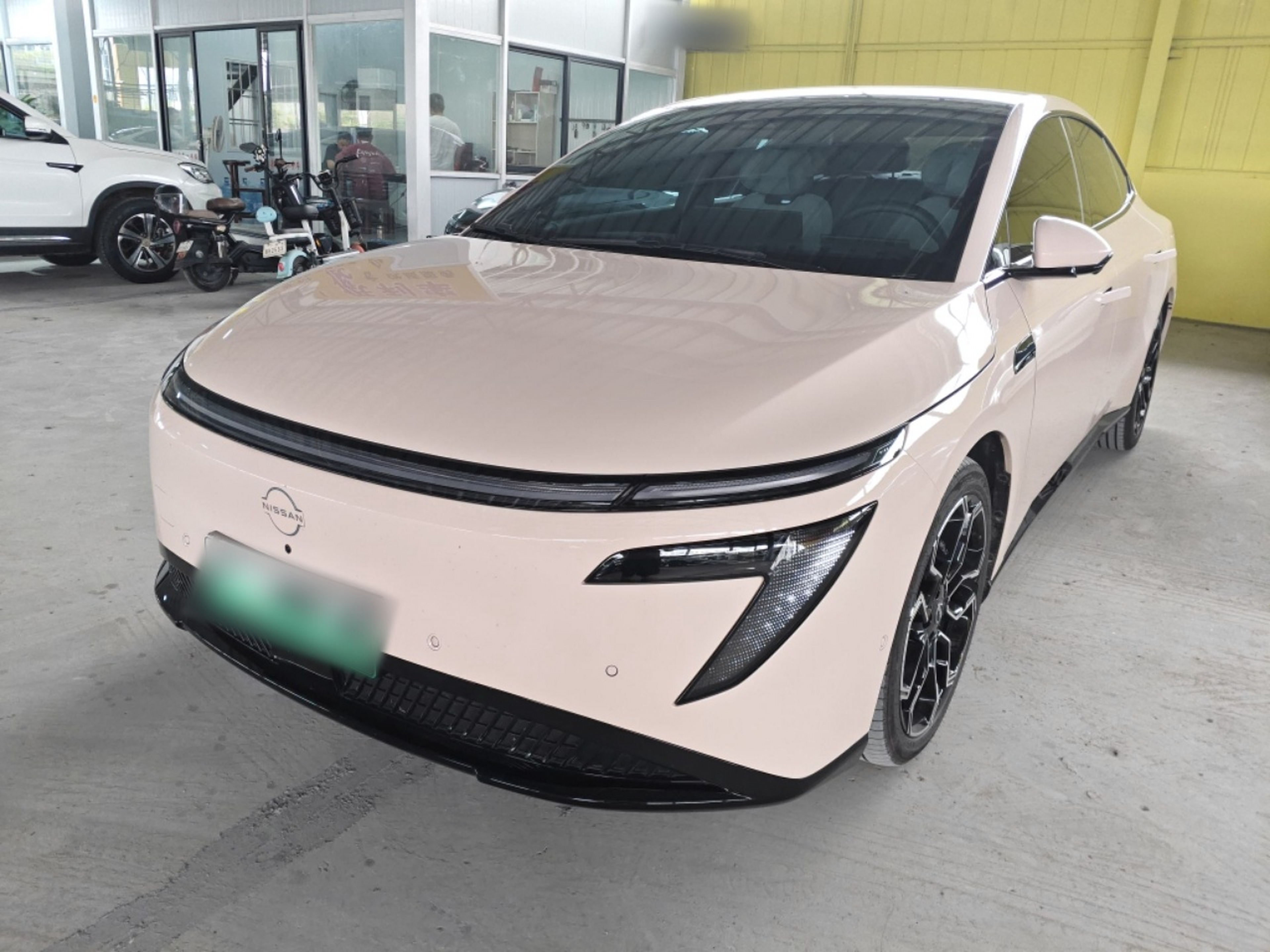 تحت مقدمة السيارة