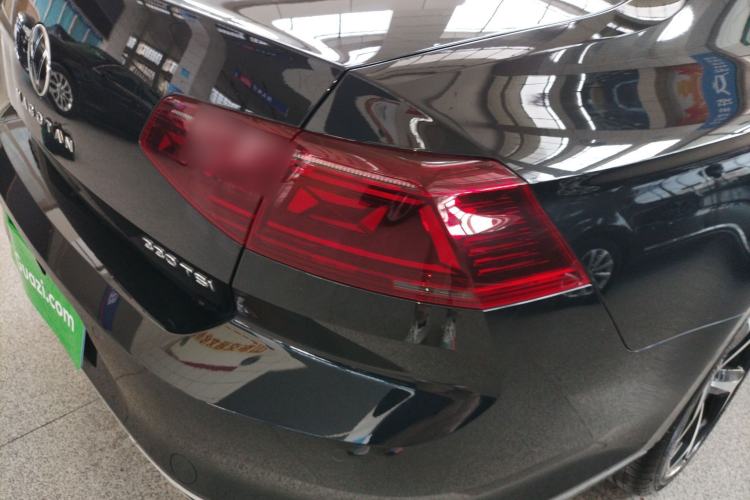 Used Volkswagen Magotan 2023 2 Million Units Limited Edition 330TSI DSG Leading Version Right Rear Taillight