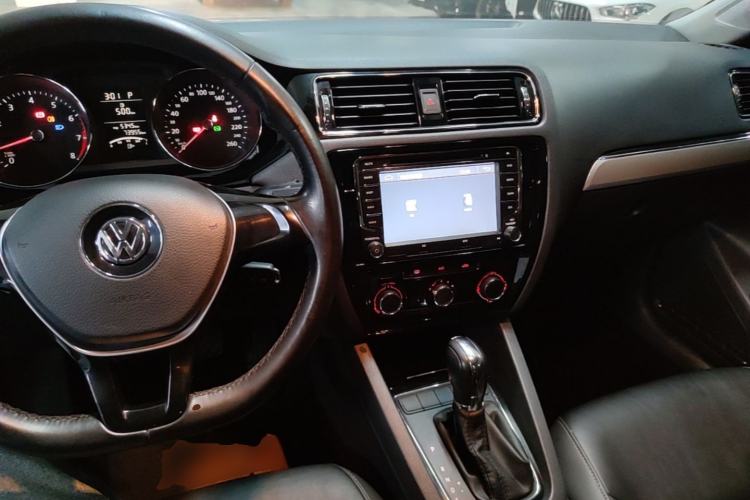 Used Volkswagen Sagitar 2015 1.6L Automatic Comfort Model Center Console