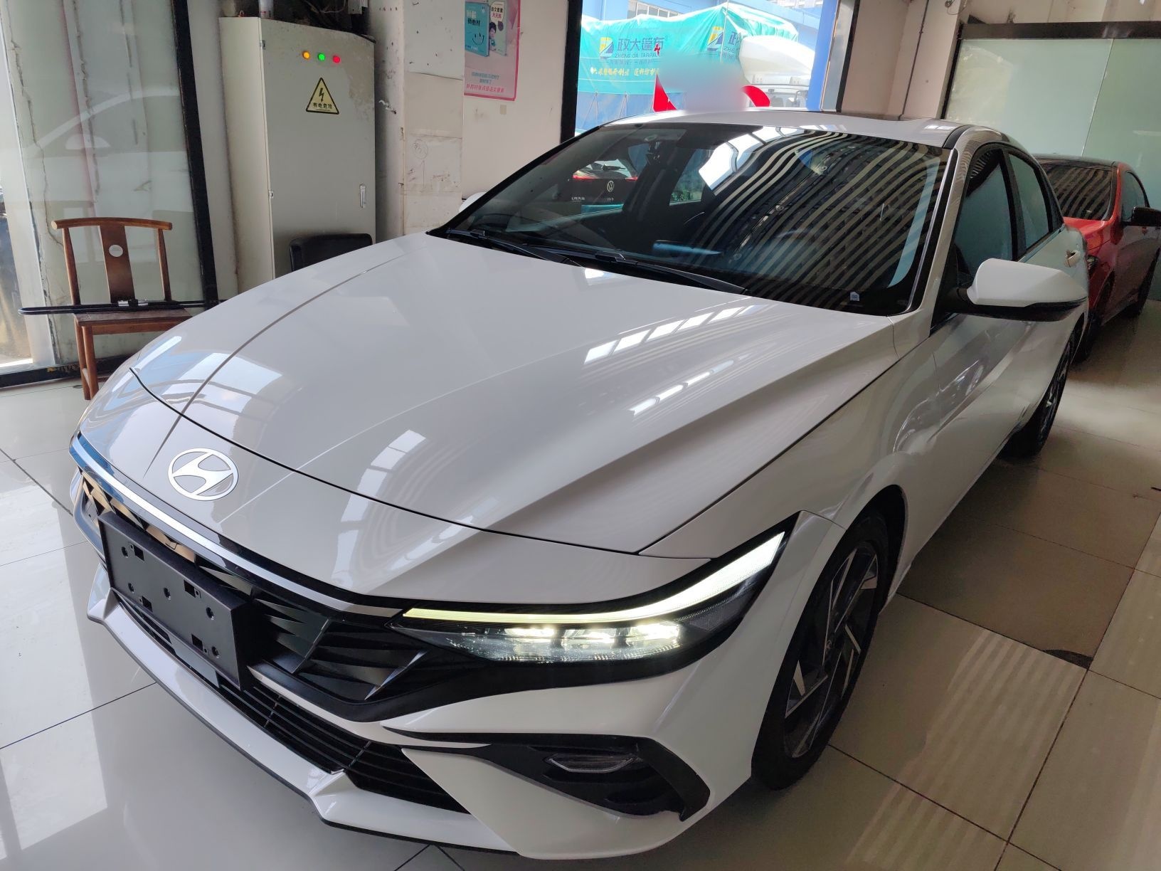 تحت مقدمة السيارة