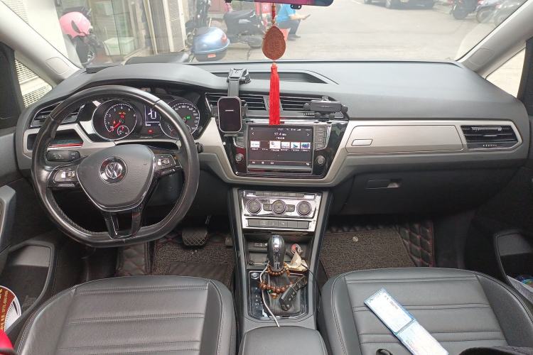 Used Volkswagen Touran 2018 Volkswagen Touran L 280TSI DSG Comfort Edition 7-seater Center Console