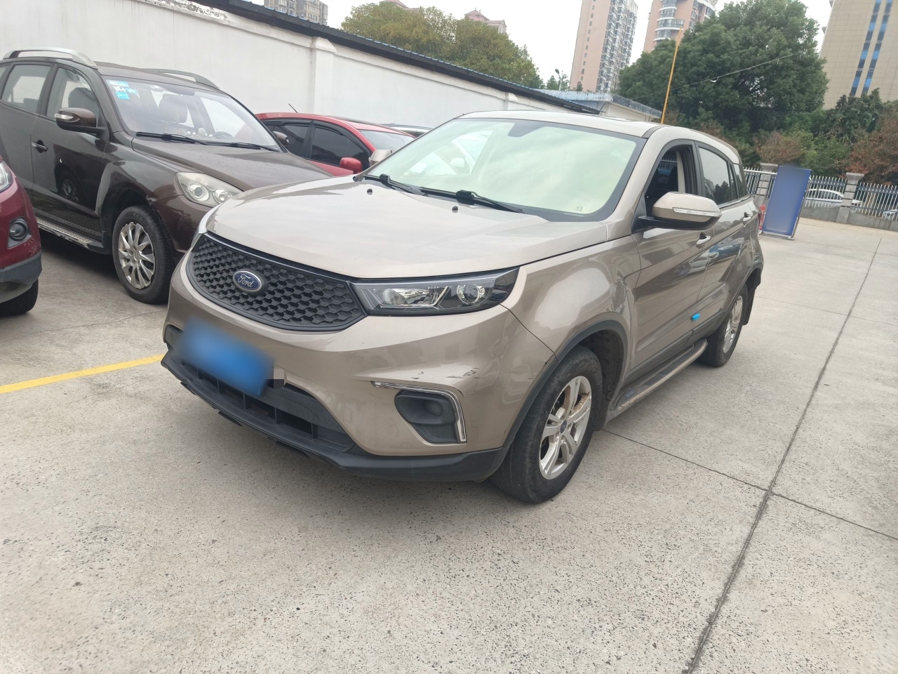 Под передней частью автомобиля