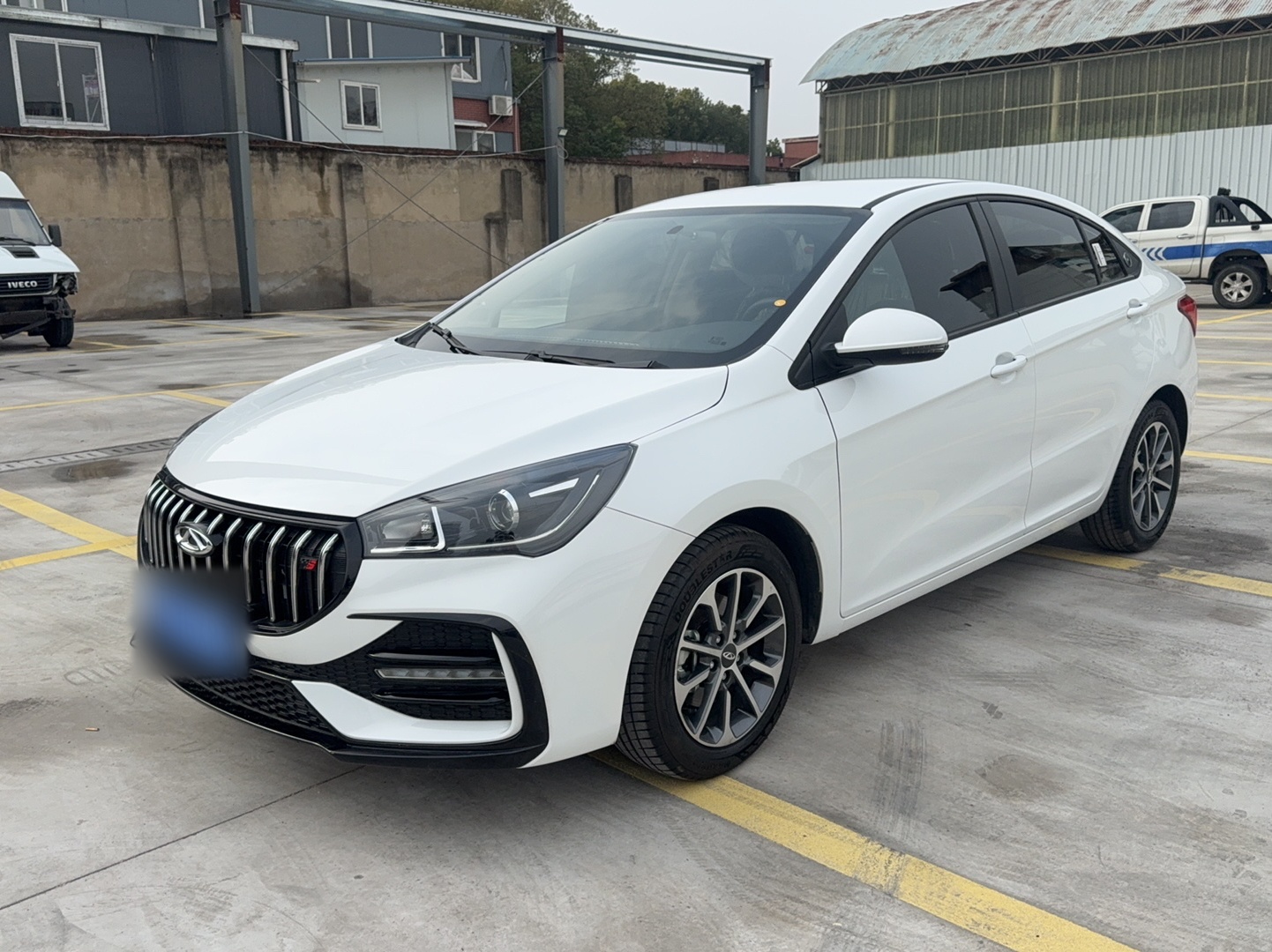 Под передней частью автомобиля