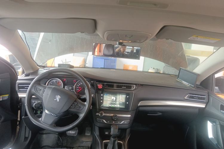 Used Peugeot 408 2016 1.6T Automatic Luxury Edition Center Console