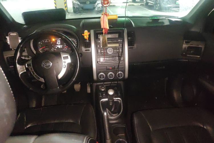 Used Nissan X-Trail 2012 2.5L Manual Luxury Edition 4WD Center Console