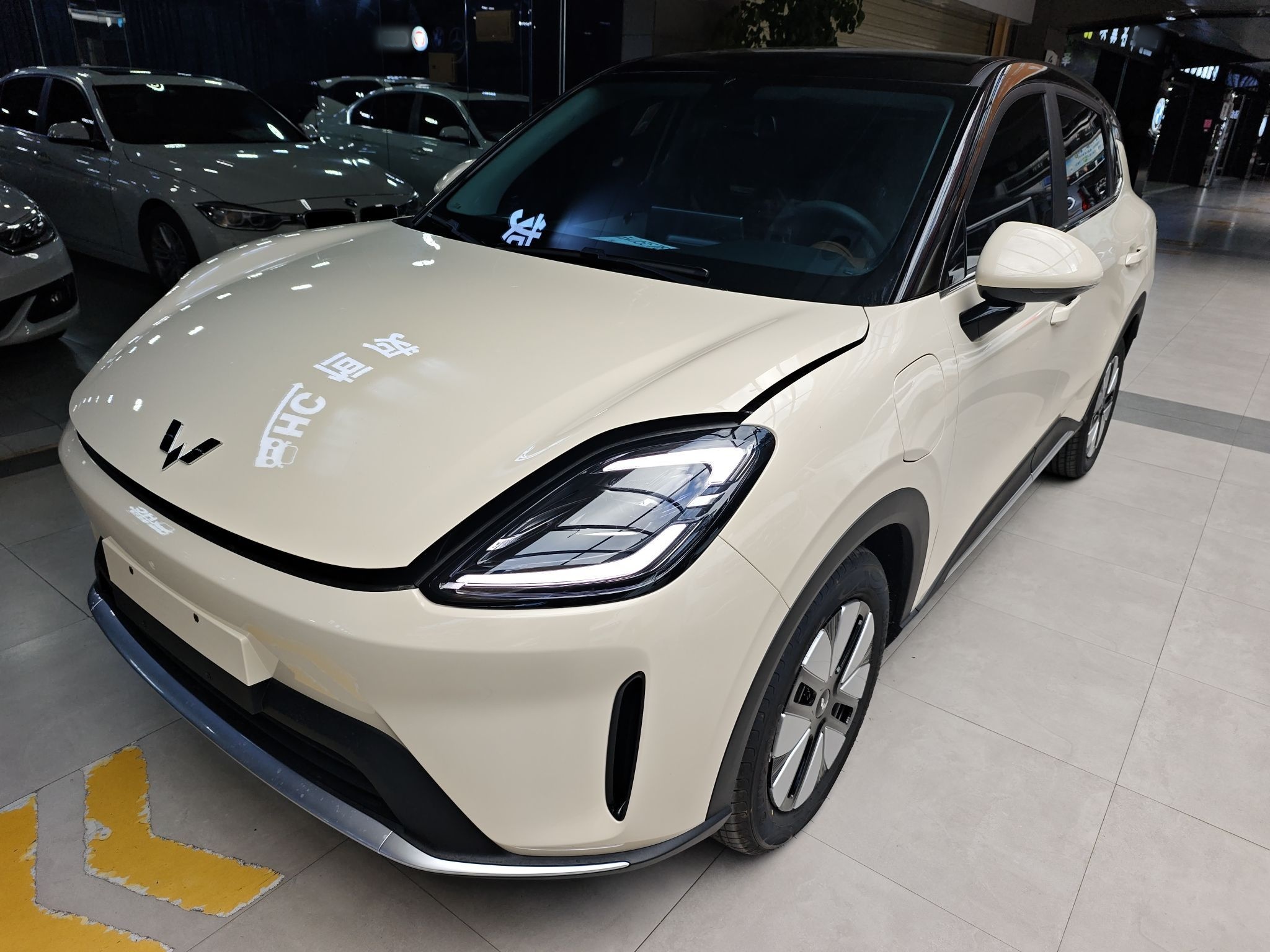 Под передней частью автомобиля