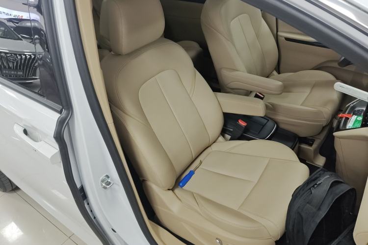 Used Buick GL8 New Energy 2025 Lushang First-Drive Edition 7-Seater Right Front Seat