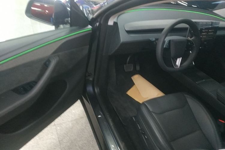 Used Tesla Model Y 2025 Long-Range All-Wheel-Drive Version Interior 3