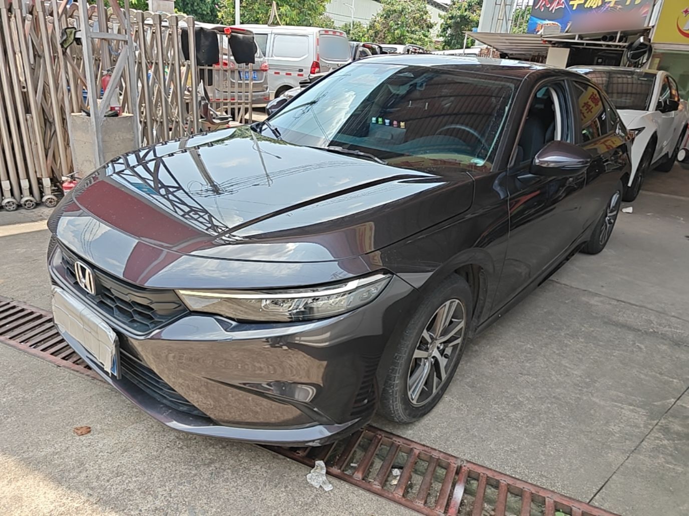Под передней частью автомобиля