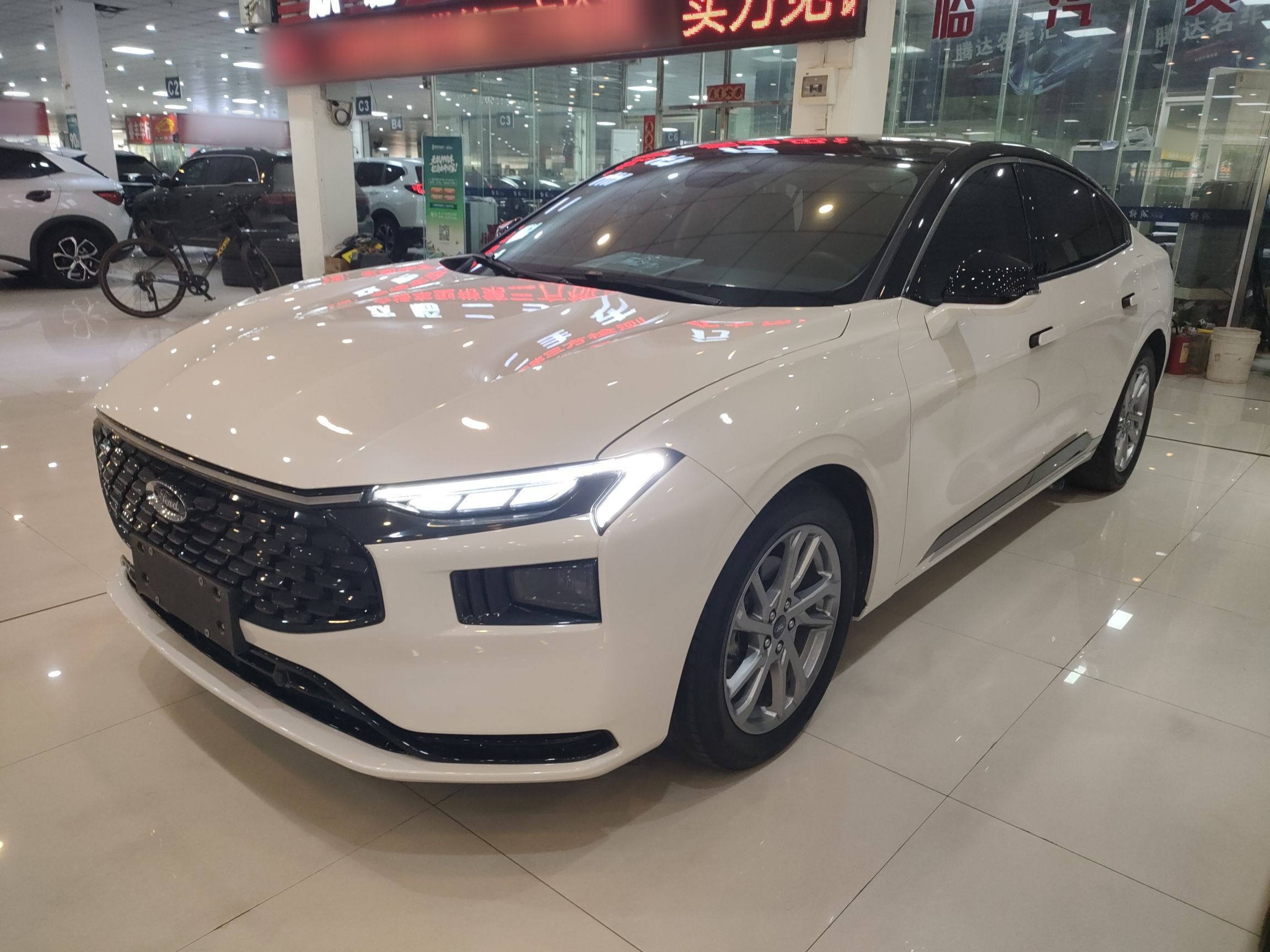 تحت مقدمة السيارة