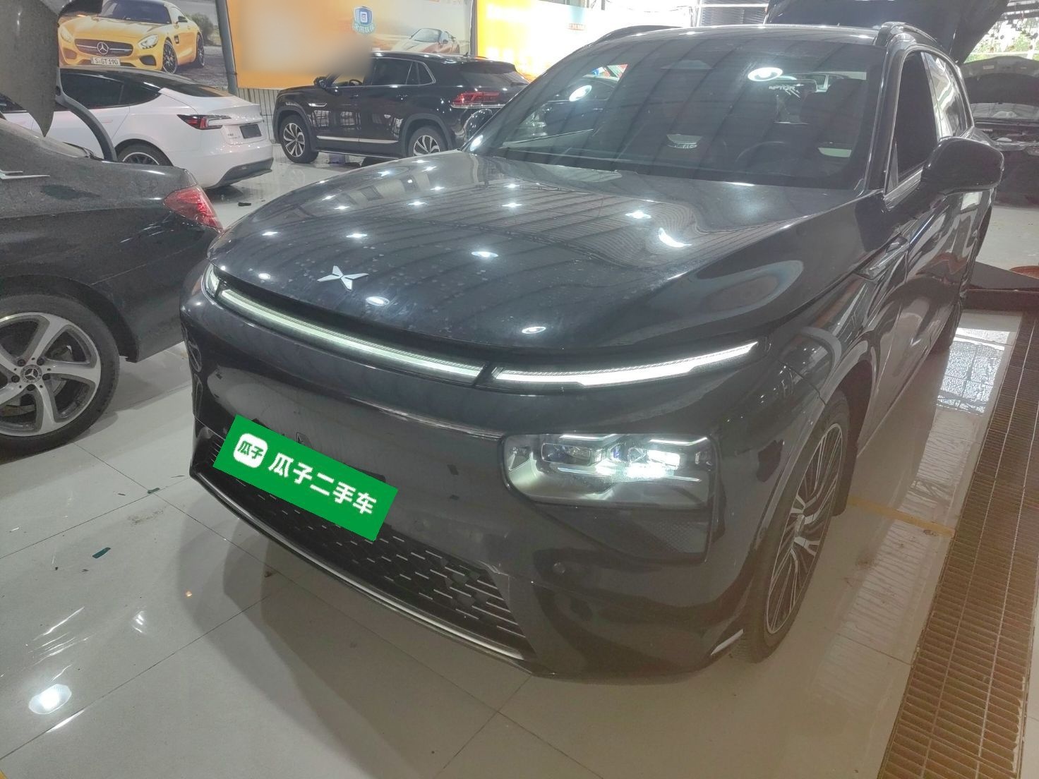 تحت مقدمة السيارة