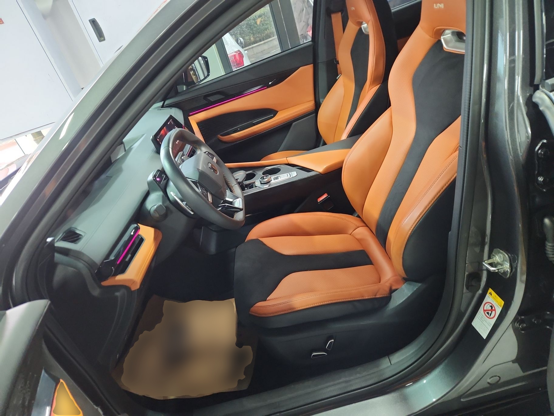 Переднее сиденье в автомобиле