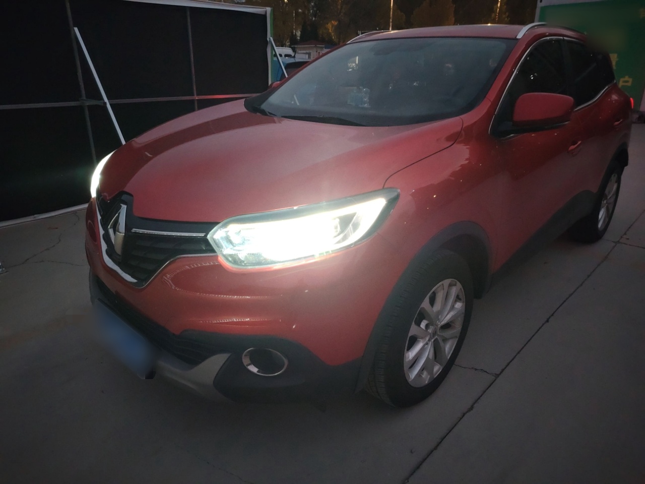 تحت مقدمة السيارة