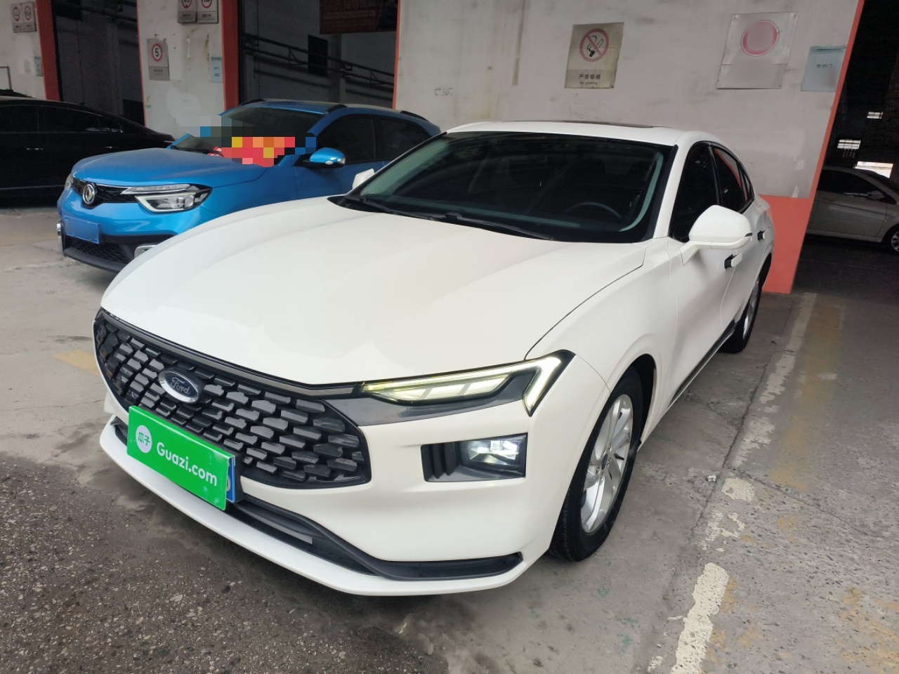 تحت مقدمة السيارة