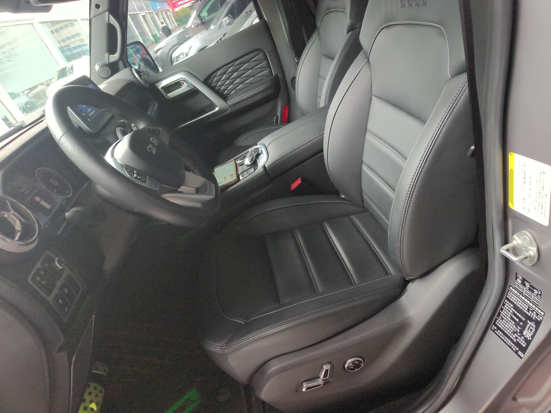 المقاعد الأمامية داخل السيارة