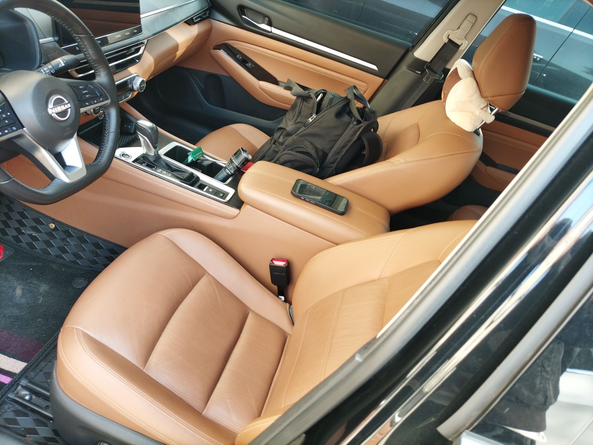 المقاعد الأمامية داخل السيارة