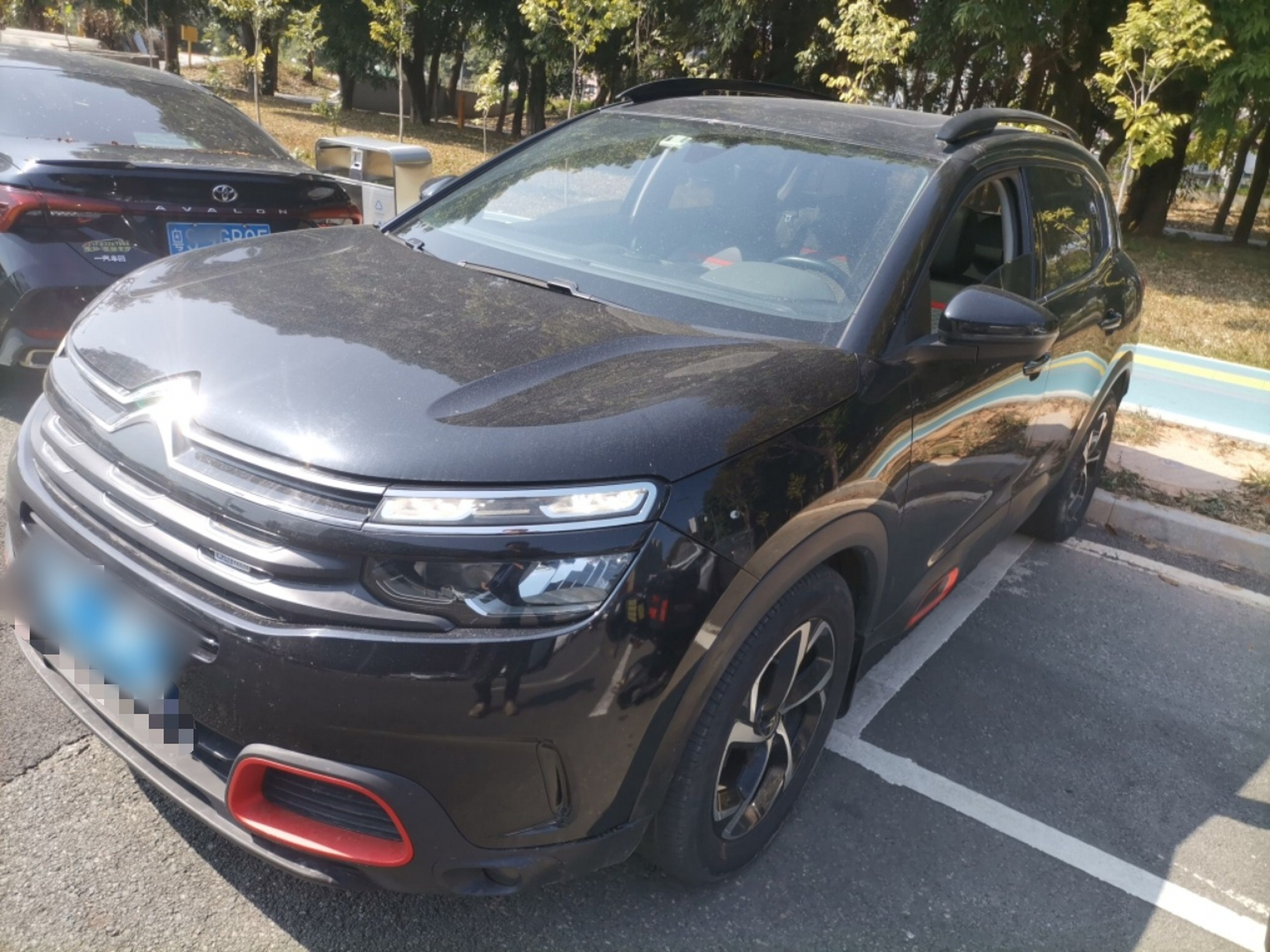 Под передней частью автомобиля