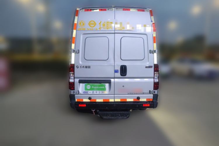 Used Dongfeng Yufeng 2023 V9+ 2.3T Manual Rear-Drive Cargo Van with Dual Rear Tires 3-Seater
