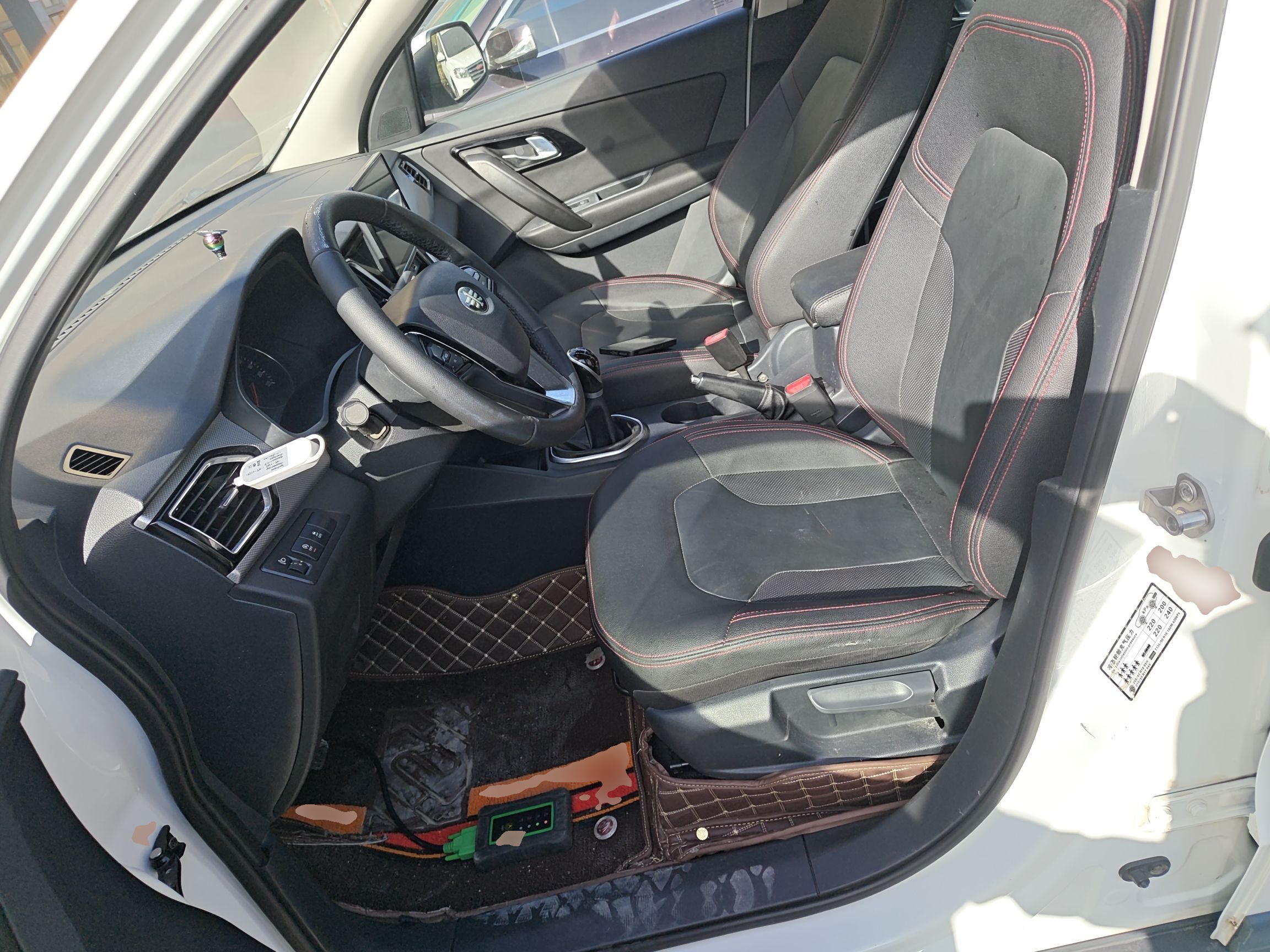 المقاعد الأمامية داخل السيارة