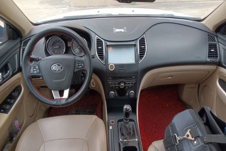 Used Bestune B50 2013 1.6L manual luxury version Center Console