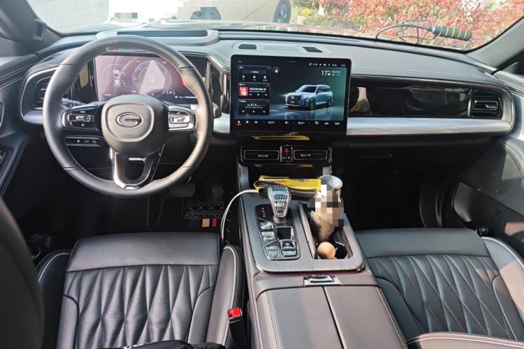 Used GAC Trumpchi GS8 2022 Double-Energy Series 2.0TM Four-Wheel Drive Premium Edition (7 Seats) Center Console