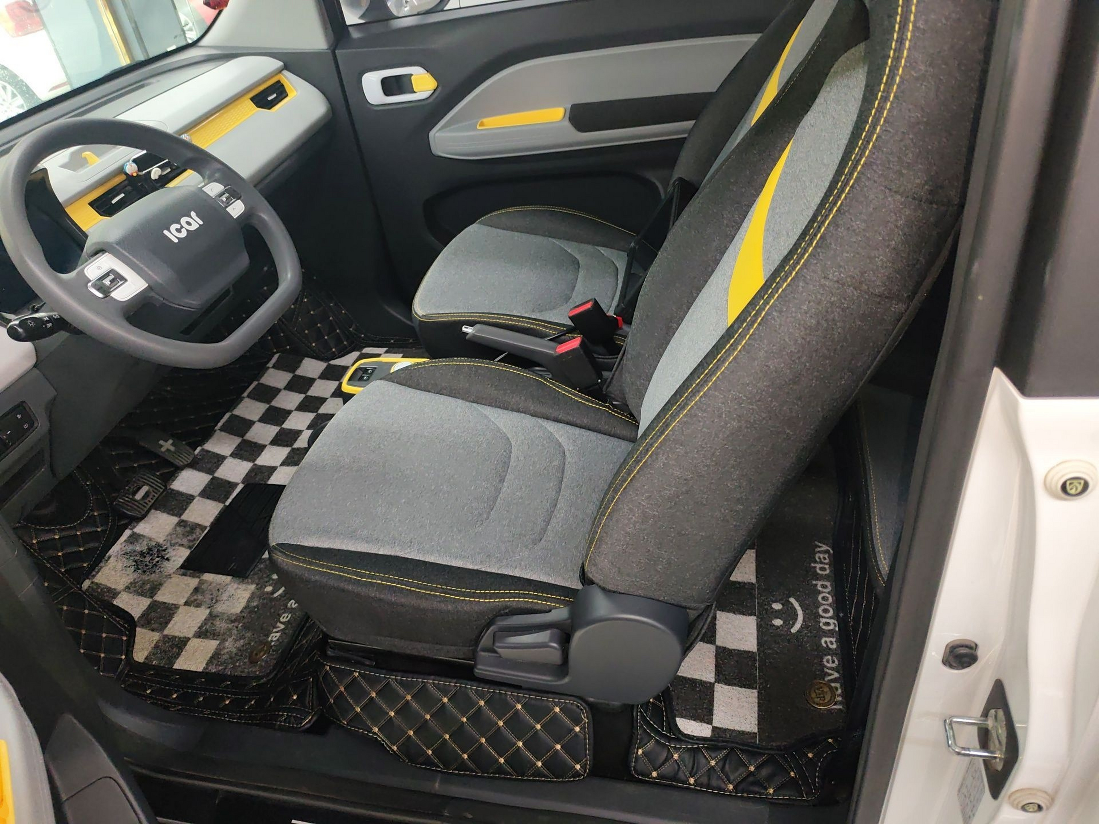 Переднее сиденье в автомобиле