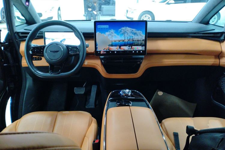 Used Geely Galaxy LEVC L380 2024 140-Degree 6-Seater All-Wheel-Drive Ultra