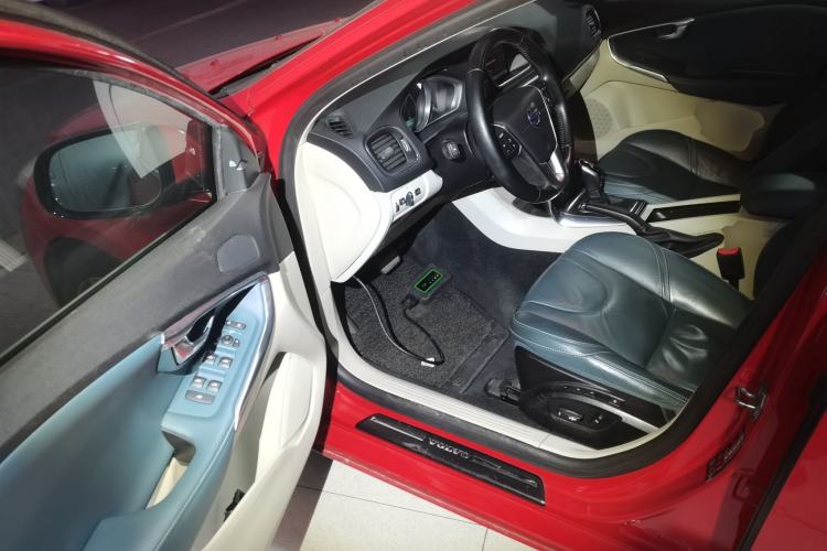 Used Volvo V40 2014 2.0T Zhiya Edition
