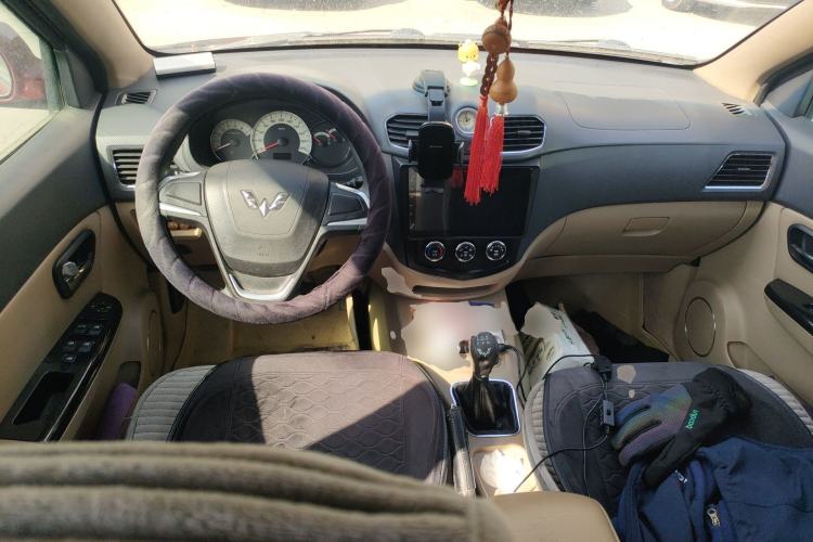 Used Wuling Hongguang 2014 1.5L S Comfort Model Center Console