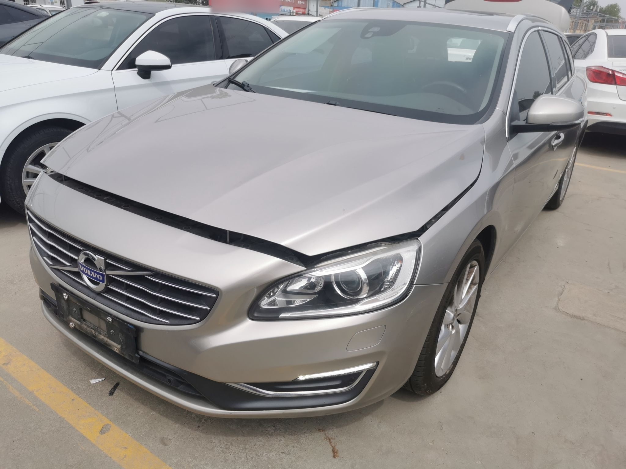 تحت مقدمة السيارة