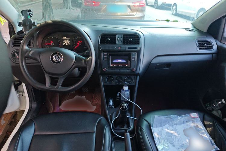 Used Volkswagen Polo 2016 1.4L Manual Fashion Model Center Console