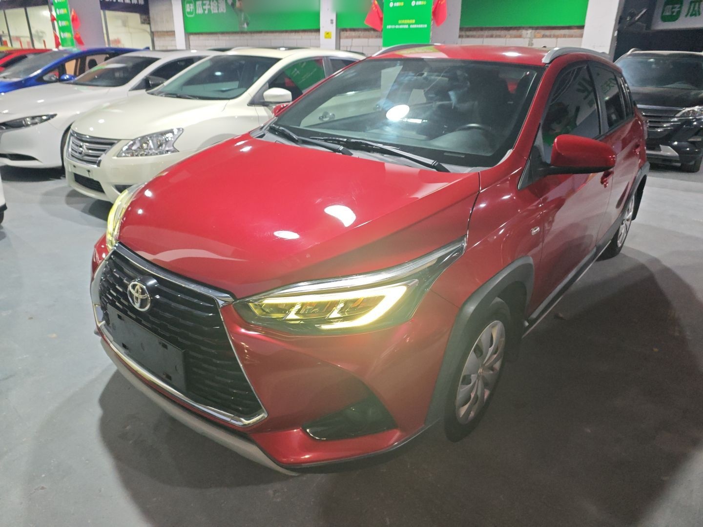 تحت مقدمة السيارة