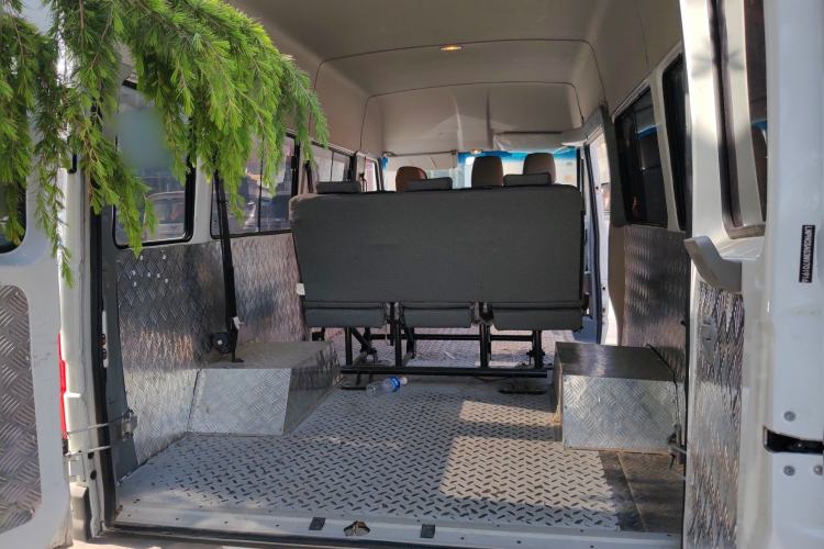 Used Iveco Daily 2022 2.5T A37 M1 Passenger Van 5-9 Seats Long Wheelbase Mid-Roof Design Dual Tires Side Sliding Doors
