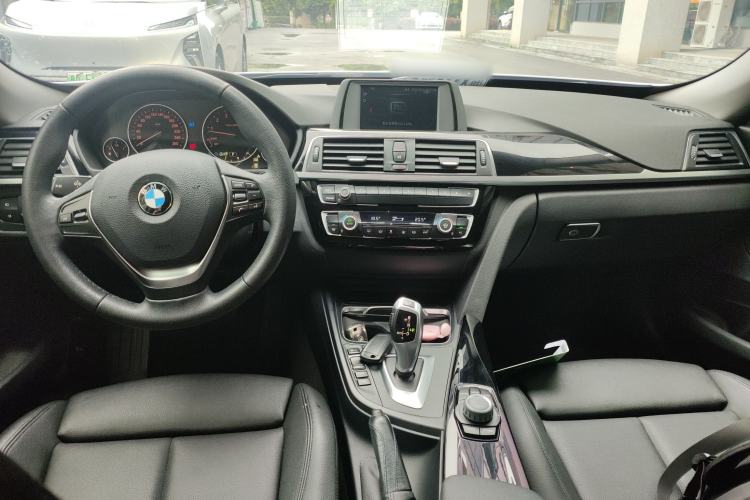 Used BMW 3 Series GT 2018 320i Sport Edition Center Console